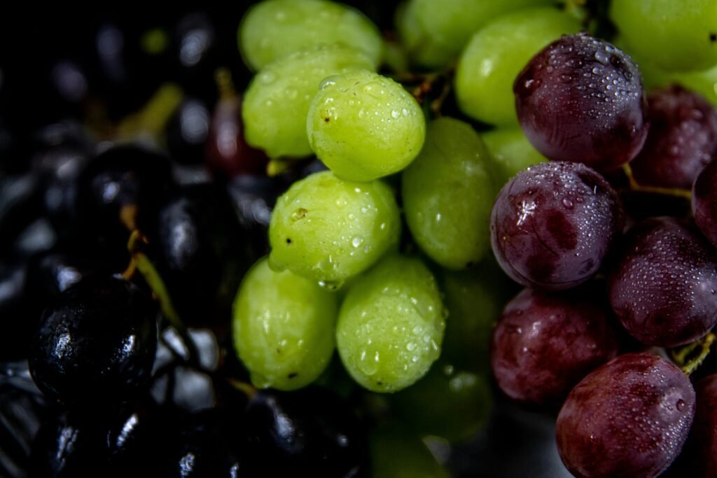 Fresh grapes in a bowl – Green, red and black grapes with powerful health benefits | अंगूर के फायदे और पोषण से भरपूर