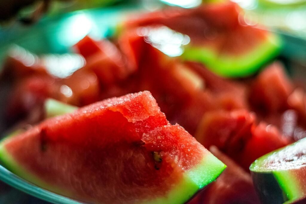 "Fresh watermelon slices rich in vitamins, antioxidants, and water – health benefits in Hindi"