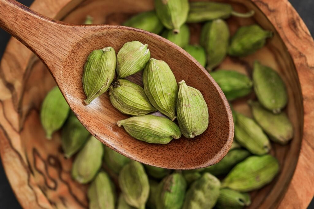 Green Cardamom benefits for digestion, heart health, and stress relief | हरी इलायची के फायदे पाचन और दिल की सेहत के लिए